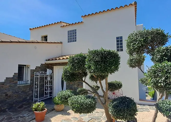 & Panoramic Olivars Pau